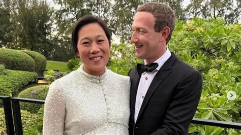 New Year: Mark Zuckerberg shares photo with pregnant wife, says "love ...
