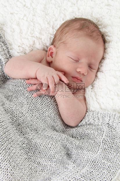刚出生的男婴在毯子上睡着了高清图片下载-正版图片502949425-摄图网