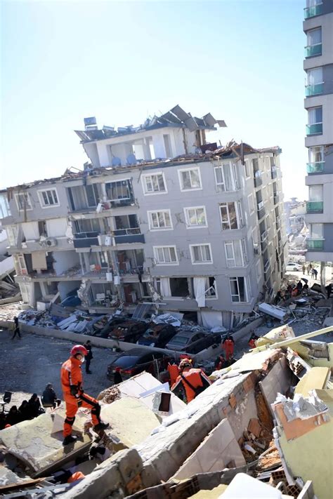 现场直击：中国救援队已救出三名幸存者！土耳其地震遇难人数超2.1万人！_腾讯新闻