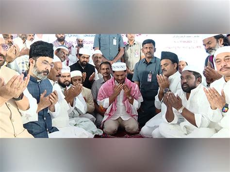 Andhra Pradesh CM attends Iftar organised by State Govt