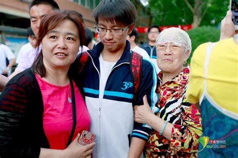2017北京高考结束:家长送花接孩子 学校撤激励横幅_新闻中心_中国网