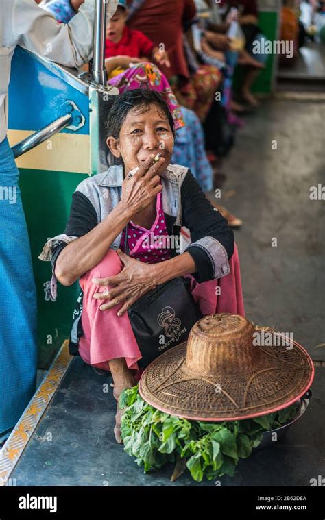 Mynmar Local People From City 的图像结果