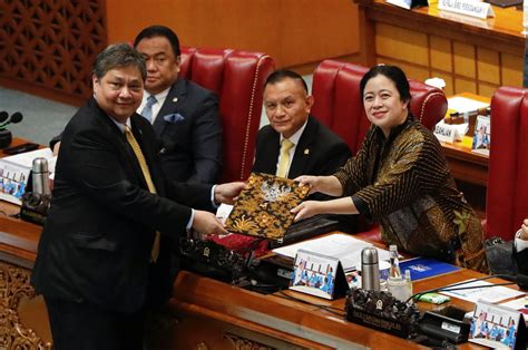 Indonesia passes jobs decree into law, easing investment uncertainty | Reuters - review of indonesian and malaysian affairs
