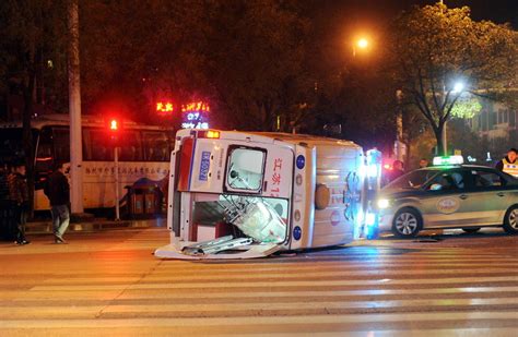 救护车飞快闯红灯，十字路口撞倒一名骑车学生，学生当场死亡！-新浪汽车