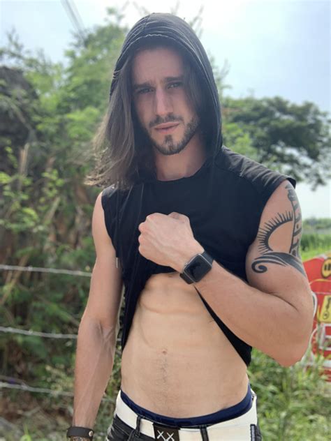 no one can see us here : r/BoysWithAbs