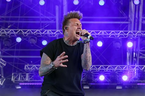 Get Behind the Scenes with Papa Roach and Jacoby Shaddix’ Throat ...