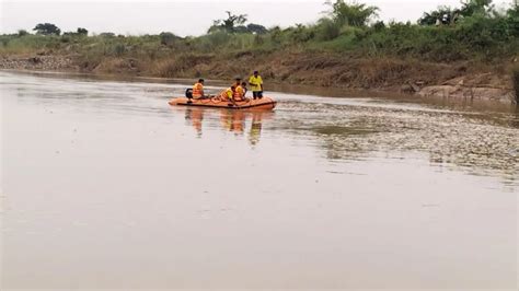 Man jumps into river in Cuttack with 9-month-old child after fight with ...