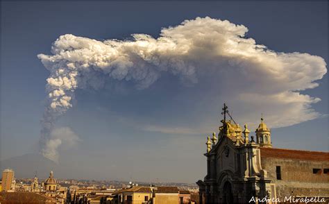 Tra parossismi e pioggia di cenere. Che succede sull'Etna?