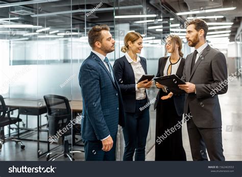 People in Business Suits 的图像结果