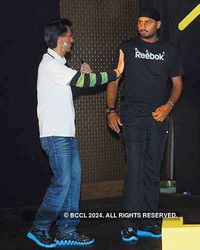 MS Dhoni receives a 'Zig Tech' bat from MD, Reebok India Subhinder ...