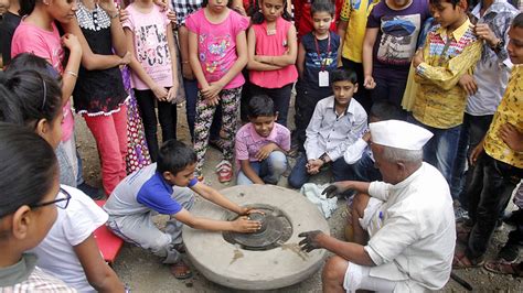 फिरत्या चाकावरती... | Sakal