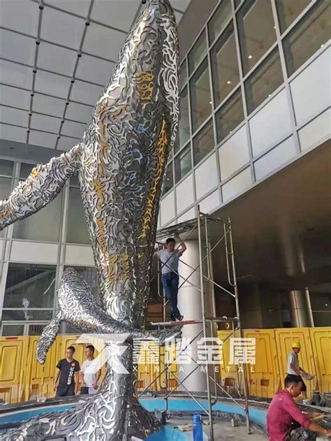 不锈钢鲸鱼雕塑大型景观售楼处酒店大堂不锈钢镂空发光鱼商场美陈-阿里巴巴