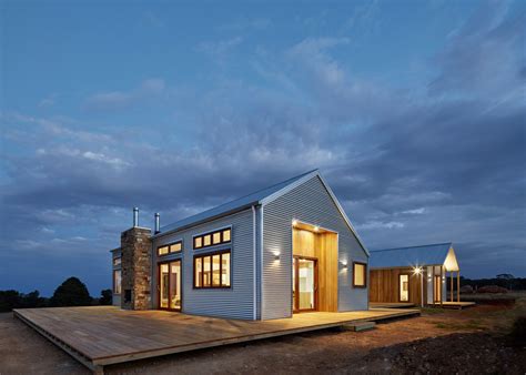 This shed-inspired house in Australia features a low-maintenance fire ...