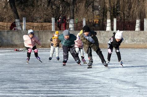 辽宁沈阳：少年儿童学习滑冰热-人民图片网