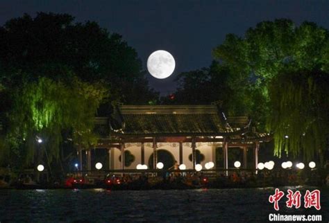 33艘月亮船点亮西湖 重现三潭印月“33个月亮”浪漫传说_地方新闻_中国青年网