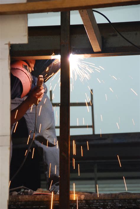 Fotos gratis : madera, chispa, techo, construcción, soldadura ...