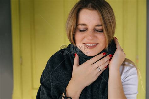 美丽的年轻女子喉咙痛特写高清图片下载-正版图片506447276-摄图网