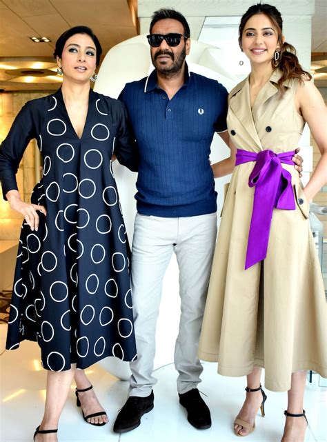 Tabu rocks De De Pyaar De Delhi promotional event in knee length ...