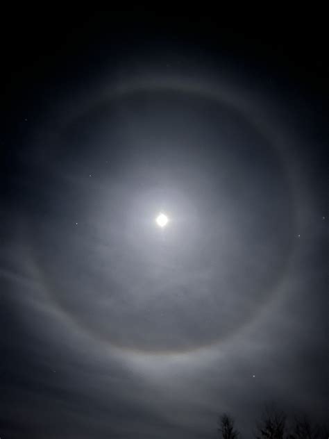 There was a circle around the moon last night. : r/mildlyinteresting