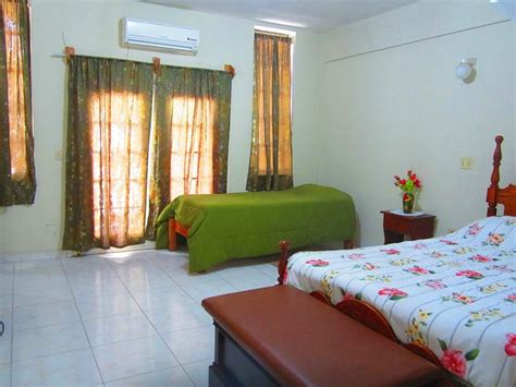 LA CAYENNE HOTEL RESTAURANT (Haiti/Les Cayes) - Hotel Reviews & Photos ...