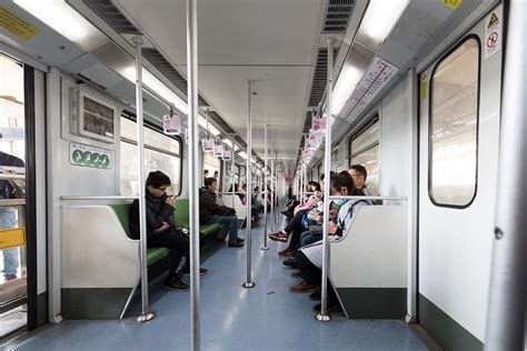 上海：女乘客出地铁时被屏蔽门夹住身亡，多个方面遭到网友质疑_上海地铁女乘客被屏蔽门夹住身亡_上海地铁回应女乘客被夹身亡_应急