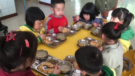 幸福“食”刻里的大学问，郑州市实验幼儿园开展进餐观摩活动--新闻中心