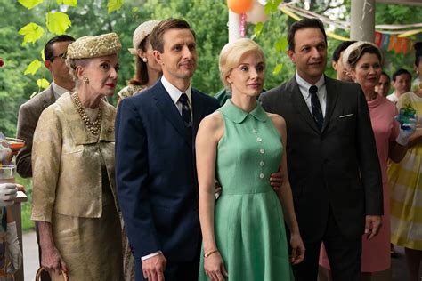 Anne Hathaway mang cảm hứng thập niên 60 vào Mother's Instinct | ELLE