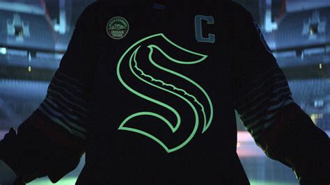 Kraken unveils black, glow-in-the-dark third jersey | king5.com
