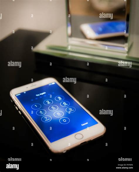 Mobile Phone On Table 的图像结果