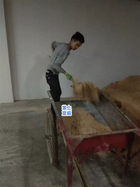 宣威人林万东高考理科进入云南前50名，可以查成绩时他正在工地搬砖……-搜狐大视野-搜狐新闻