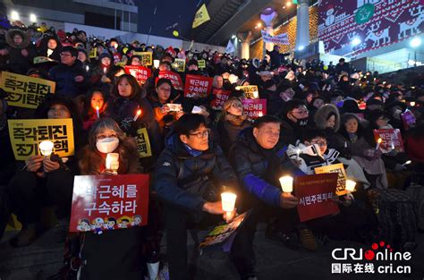 韩国民众大规模集会 要求总统朴槿惠辞职(组图) - 国际在线移动版