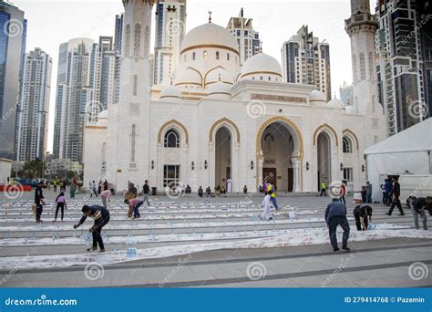 Dubai, UAE - 04.29.2023 - People Preparing for Iftar in the Front of the Mosque in Business Bay ...