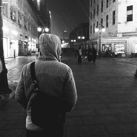 孤独的街道|摄影|人像摄影|设计中无所不在 - 原创作品 - 站酷 (ZCOOL)