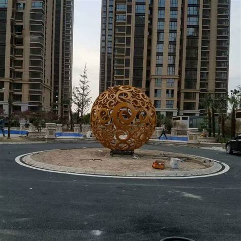 不锈钢金色景观镂空球-宏通雕塑