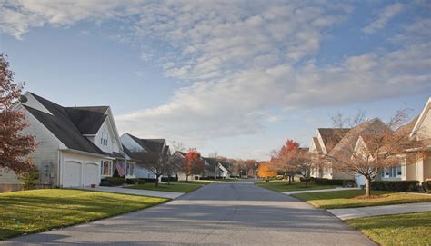 Exploring the Pros and Cons of Urban vs. Suburban Living