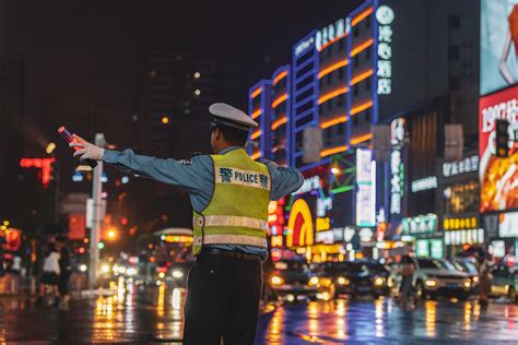 民警首次配枪在天安门附近五地铁站巡逻[组图]_图片中国_中国网