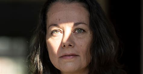 Vrouwen krijgen bij bevalling vaak knip zonder toestemming: ‘Ik kwam er ...