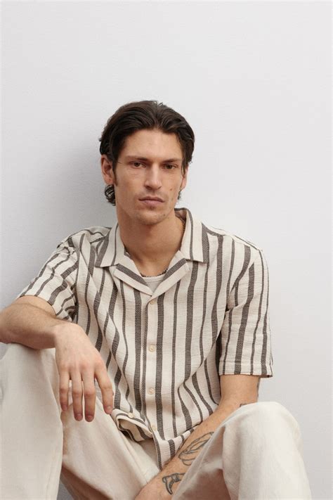Regular Fit Textured resort shirt - Brown/Cream striped - Men | H&M IN