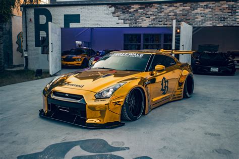 Liberty Walk Car Liberty Walk's New Carbon Fiber Ferrari 458 Challenge