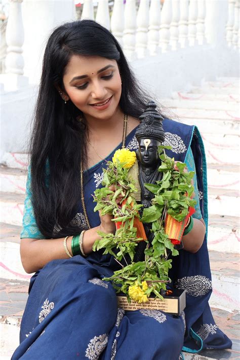 Jui Gadkari: तुझे रूप चित्ती राहो! जुई पांडुरंगाच्या भक्तीत रमली | Sakal