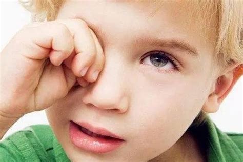 孩子玩耍时眼睛受伤，家长这样处理，能保住孩子眼睛！