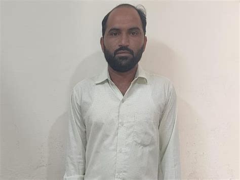 Talati Minister of old group Gram Panchayat of Bhuj caught taking bribe ...