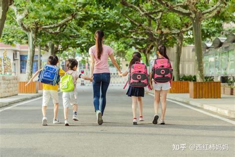 送娃上学,送娃上学图片卡通_大山谷图库