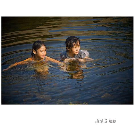 小女孩戏水 摄影,小女孩玩水 海边(5) - 伤感说说吧