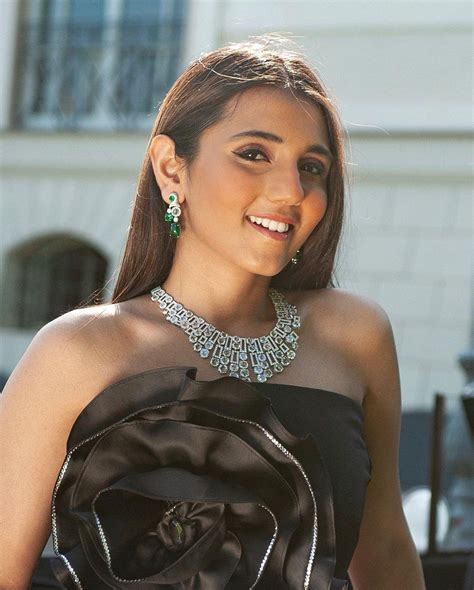 Light & Heavy Diamond Necklace Designs That Need Your Attention