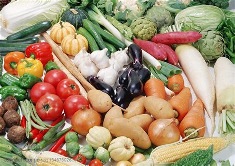 新鲜蔬菜-摆放在一起的土豆、百萝卜、西红柿、茄子、小南瓜、卷心菜等新鲜蔬菜_素材公社