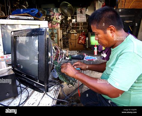 Repair shop for television hi-res stock photography and images - Alamy