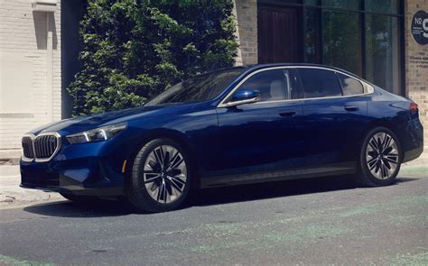 Novo BMW 530i 2024: Série 5 com motor a combustão revelado - fotos