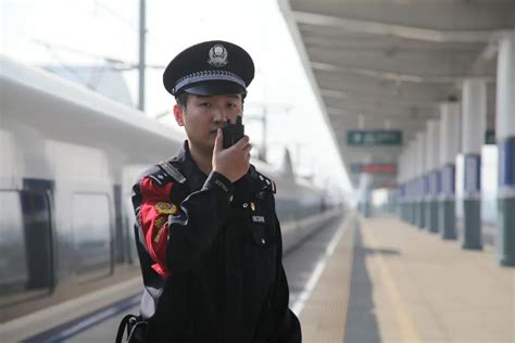 贵阳高铁女子乘警队 柔情似水的她们守护列车运行-搜狐大视野-搜狐新闻