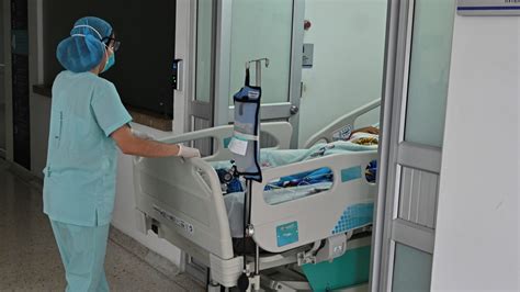 记者探访火神山医院ICU病房 拍下救治危重患者瞬间 - 中国军网